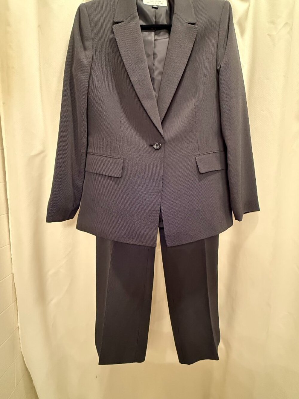 Crisp women's fitted suit, dark gray, Women's Size 10